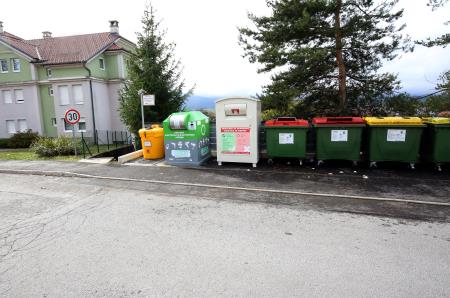 ZBIRALNIK ZA UPORABNA OBLAČILA IN OBUTEV CERKNICA 03 FOTO LJUBO VUKELIČ